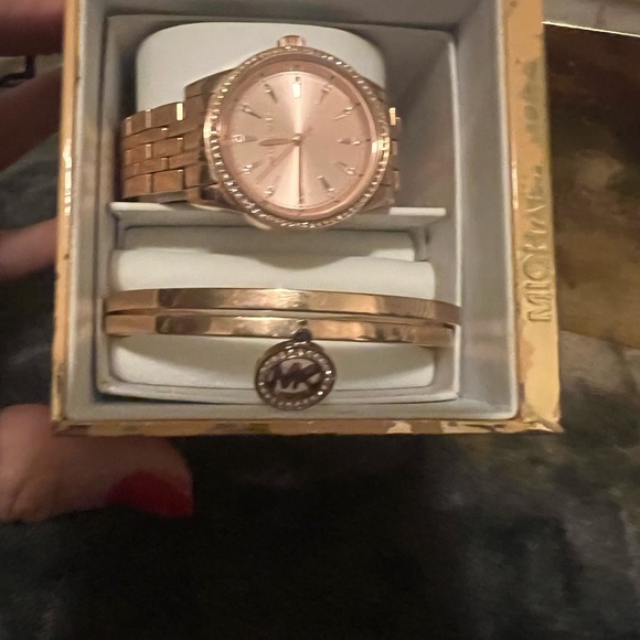 Michael Kors Watch with bracelets - Picture 4 of 8